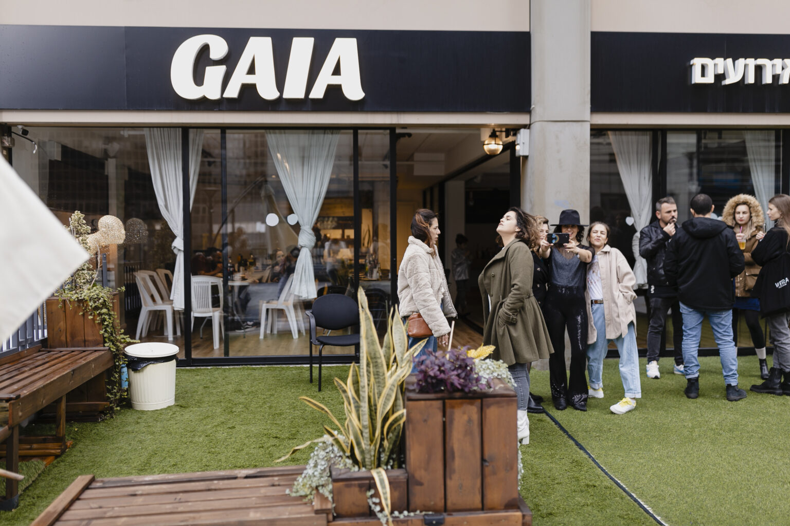 מתחם גאיה גלרי - חלל אירועים מעוצב עם אזורי ישיבה נוחים ומרפסת פתוחה